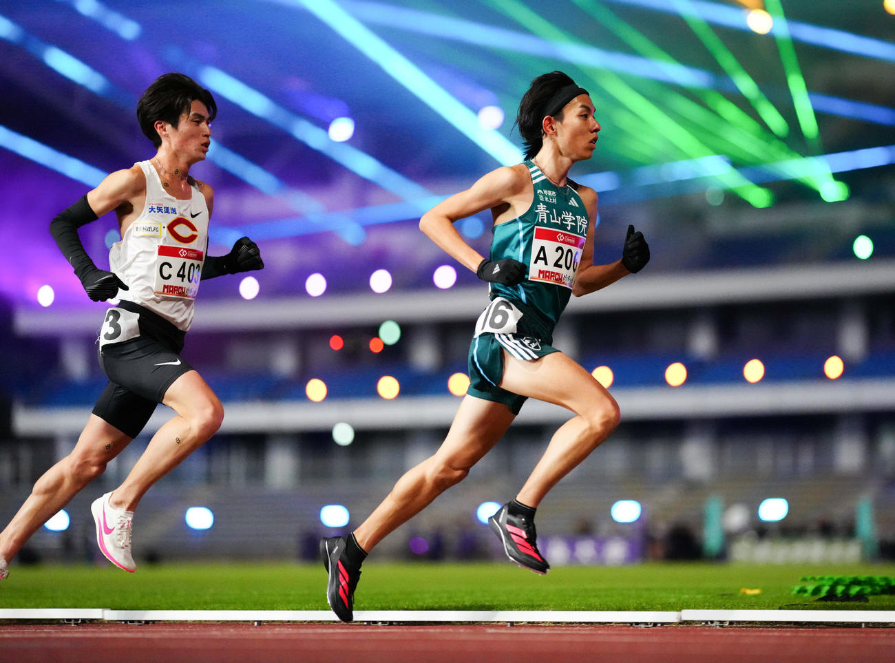 MARCH対抗戦　4組、力走する青学大・黒田（右）（撮影・鈴木みどり）