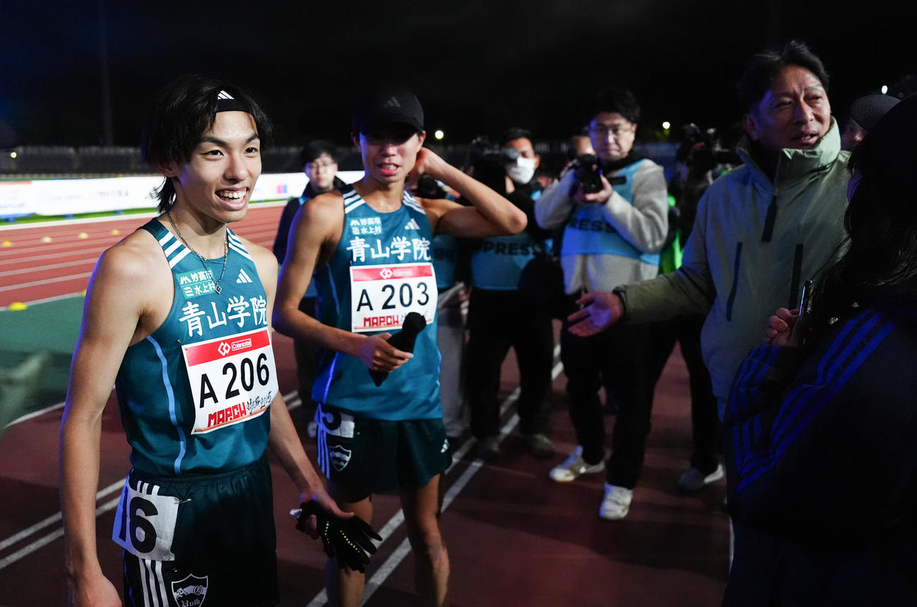 MARCH対抗戦　4組のレース後、原監督（右奥）から声をかけられる青学大・黒田（左）と宇田川（撮影・鈴木みどり）