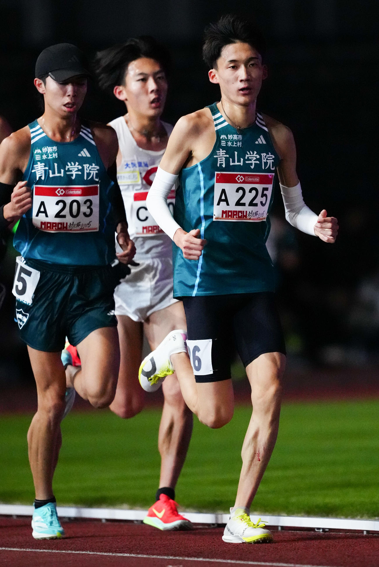 MARCH対抗戦　4組、力走する青学大・折田（右）（撮影・鈴木みどり）
