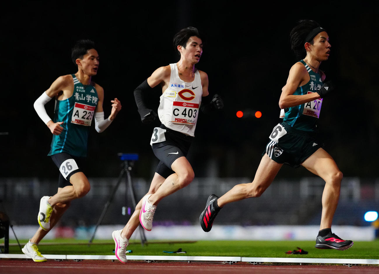 MARCH対抗戦　4組、力走する、左から青学大・折田、中大・藤田、青学大・黒田（撮影・鈴木みどり）