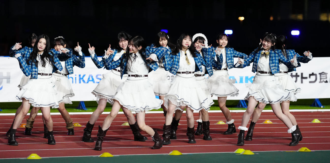 MARCH対抗戦　パフォーマンスする「僕が見たかった青空」（撮影・鈴木みどり）