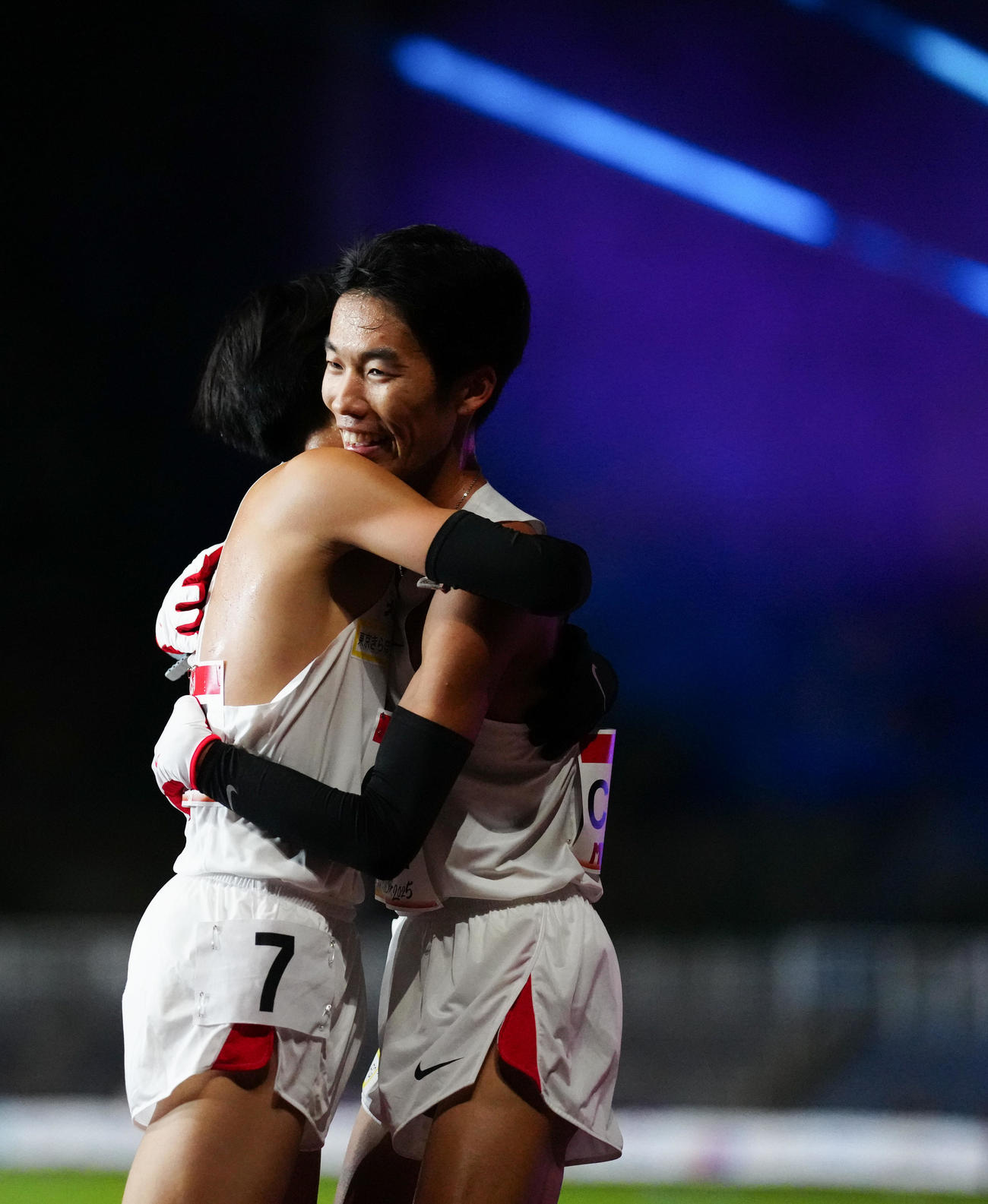 MARCH対抗戦　4組、ゴールし笑顔の中大・溜池（右）（撮影・鈴木みどり）