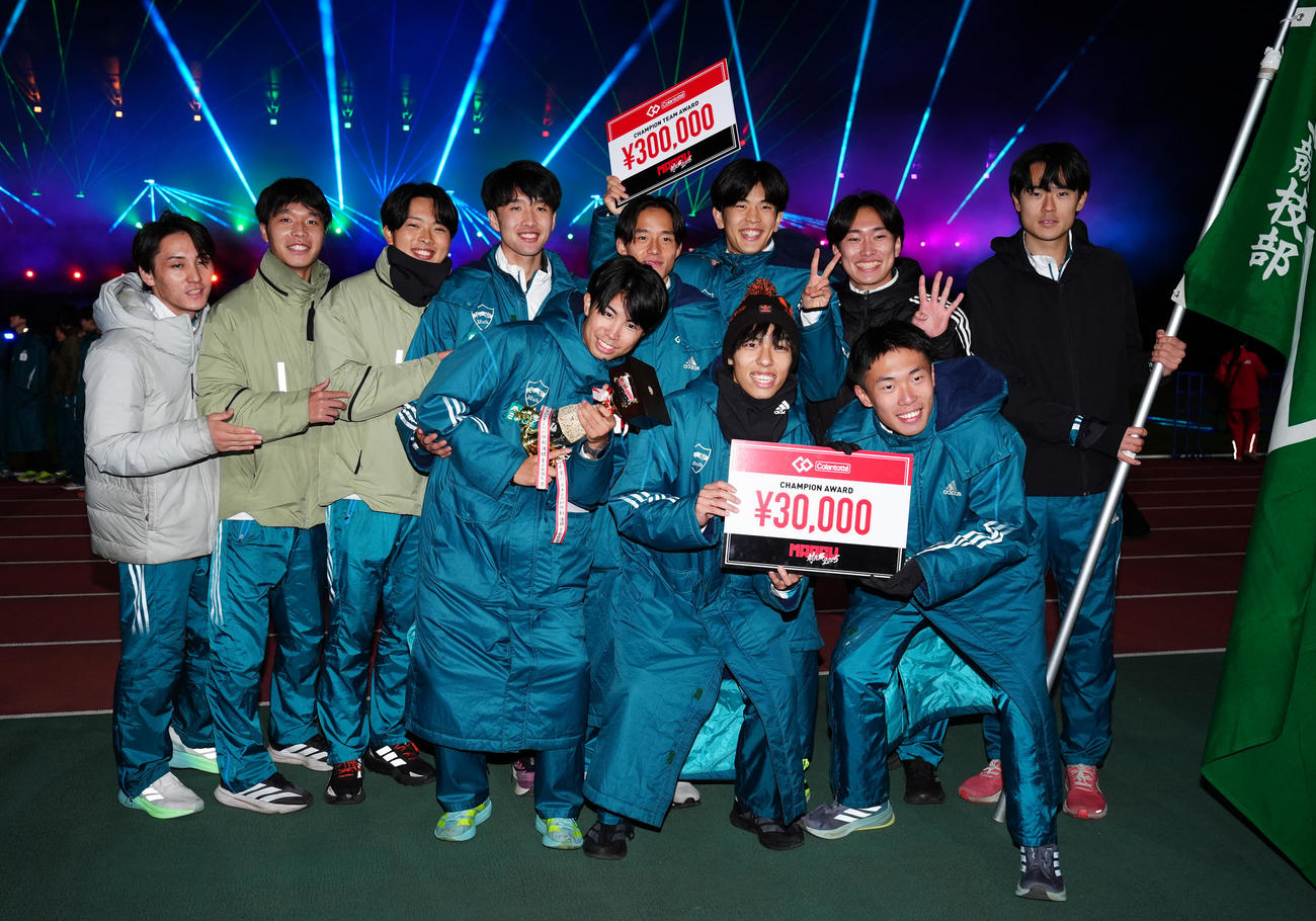 MARCH対抗戦　優勝し、笑顔で写真に納まる青学大の選手たち。前列中央は黒田（撮影・鈴木みどり）
