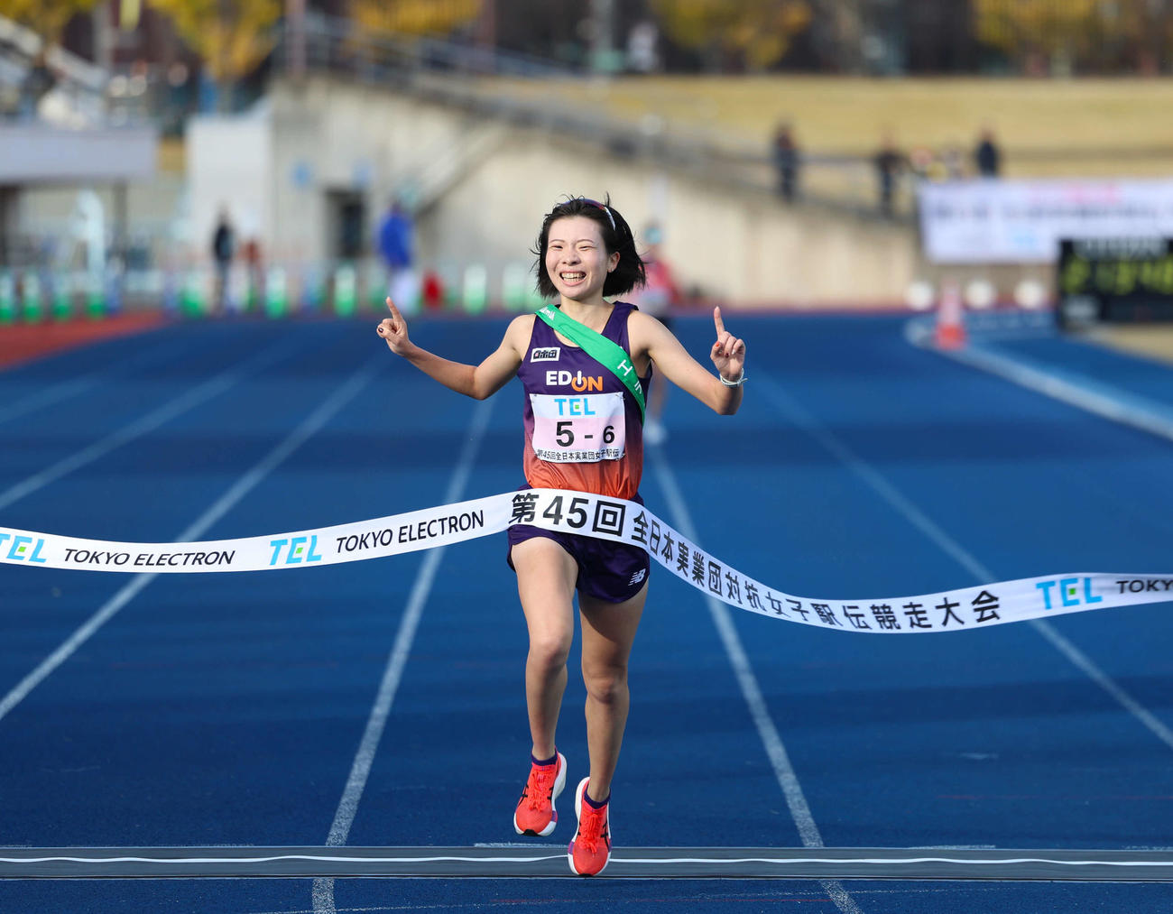 クイーンズ駅伝　1位でゴールするエディオン6区の平岡（撮影・増田悦実）