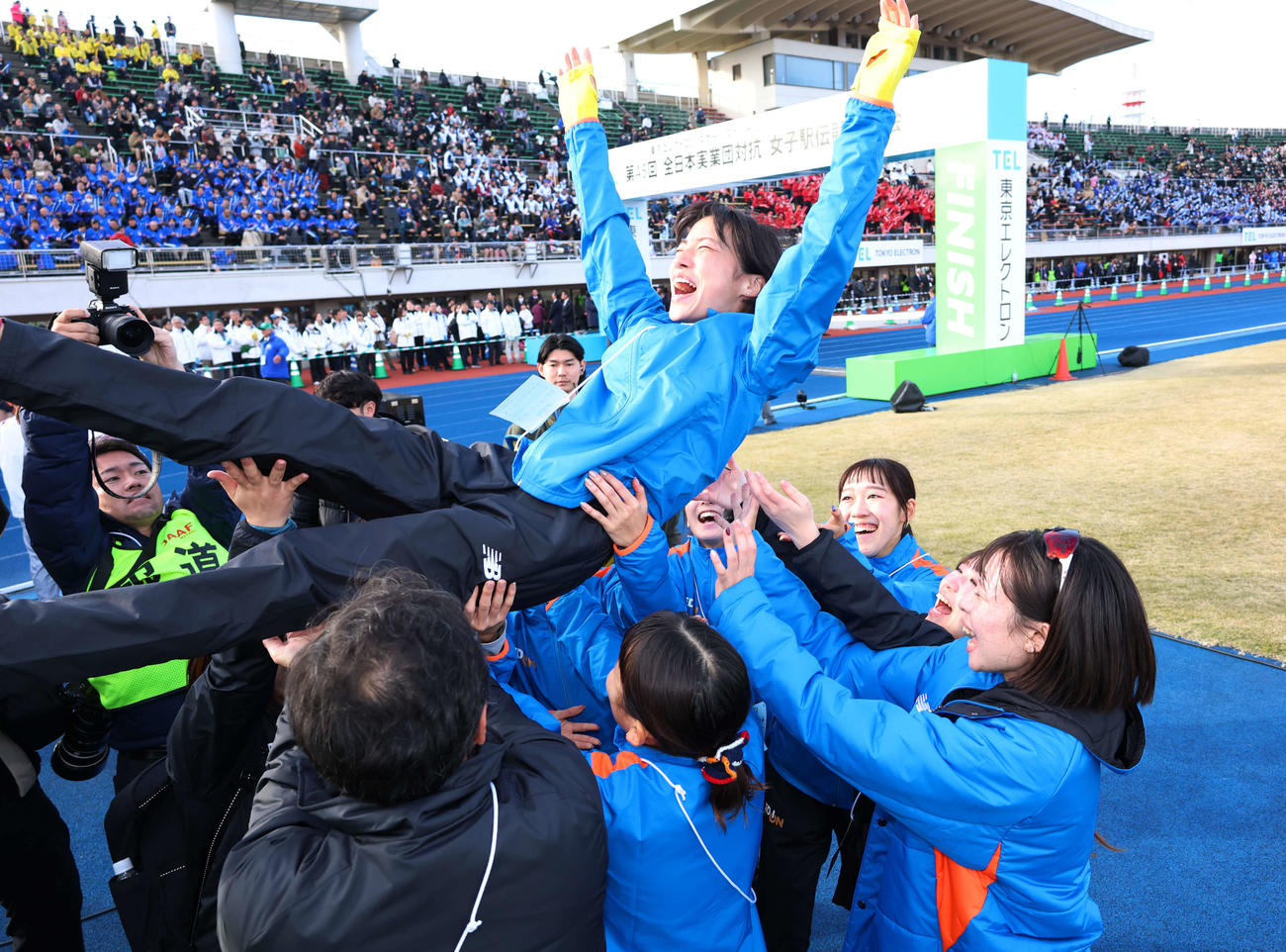 クイーンズ駅伝　胴上げされるエディオン矢田（撮影・増田悦実）