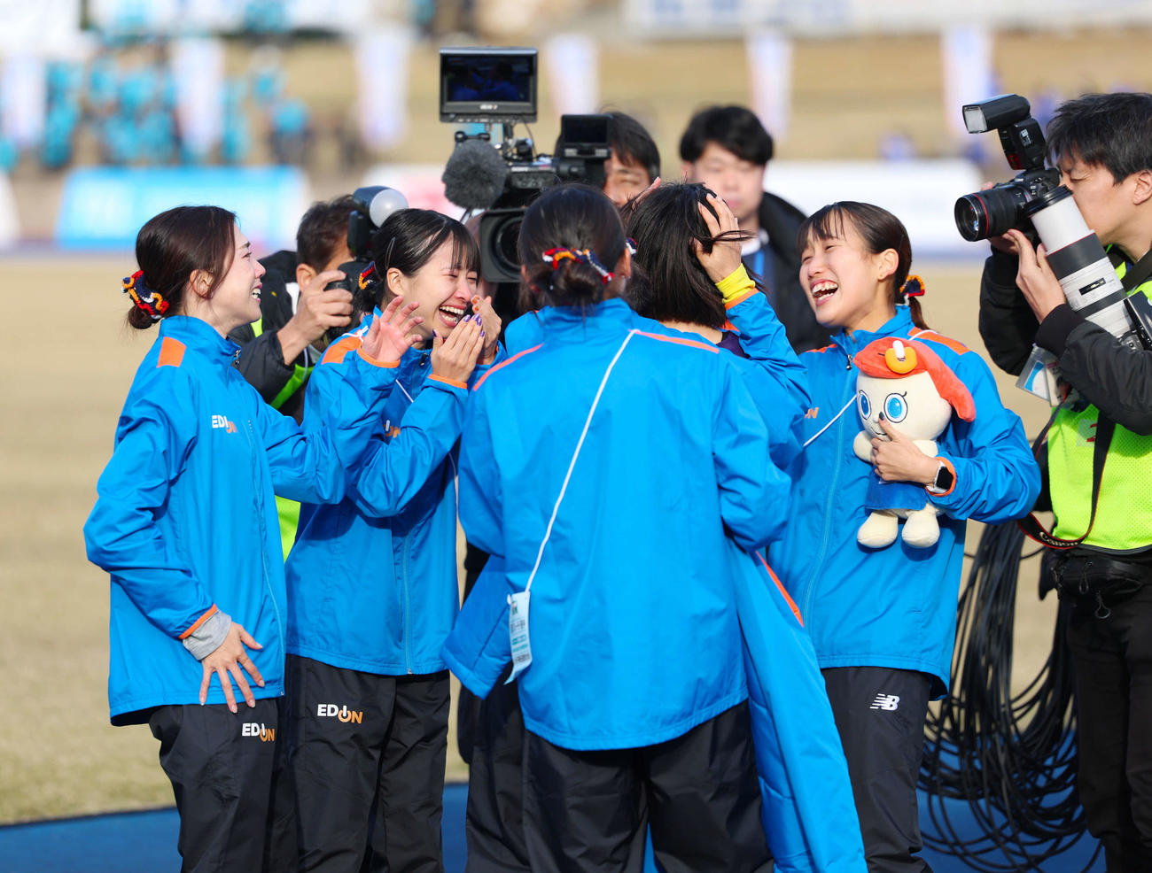 クイーンズ駅伝　1位でゴールし喜び合うエディオンメンバー（撮影・増田悦実）