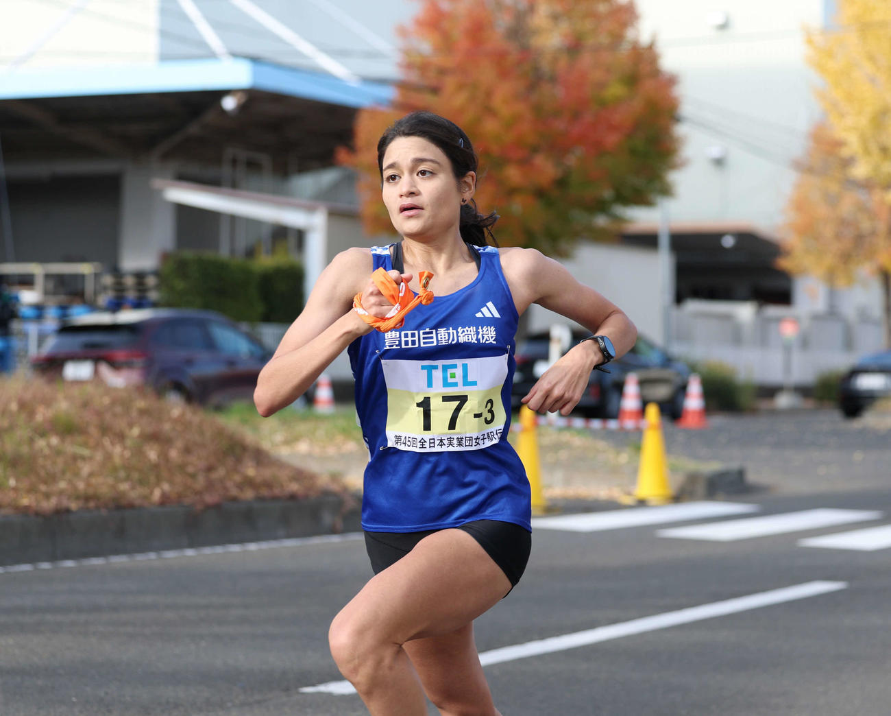 クイーンズ駅伝　力走する豊田自動織機3区の岡本（撮影・増田悦実）