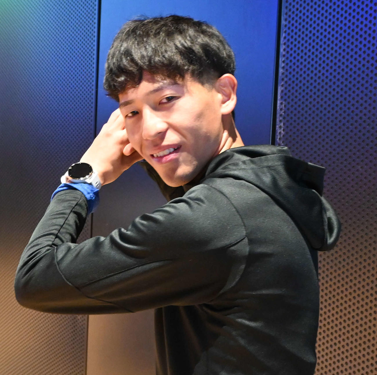 パラリンピック挑戦を公表し、バットを握るように「二刀流」ポーズを決める嶋津（撮影・飯岡大暉）