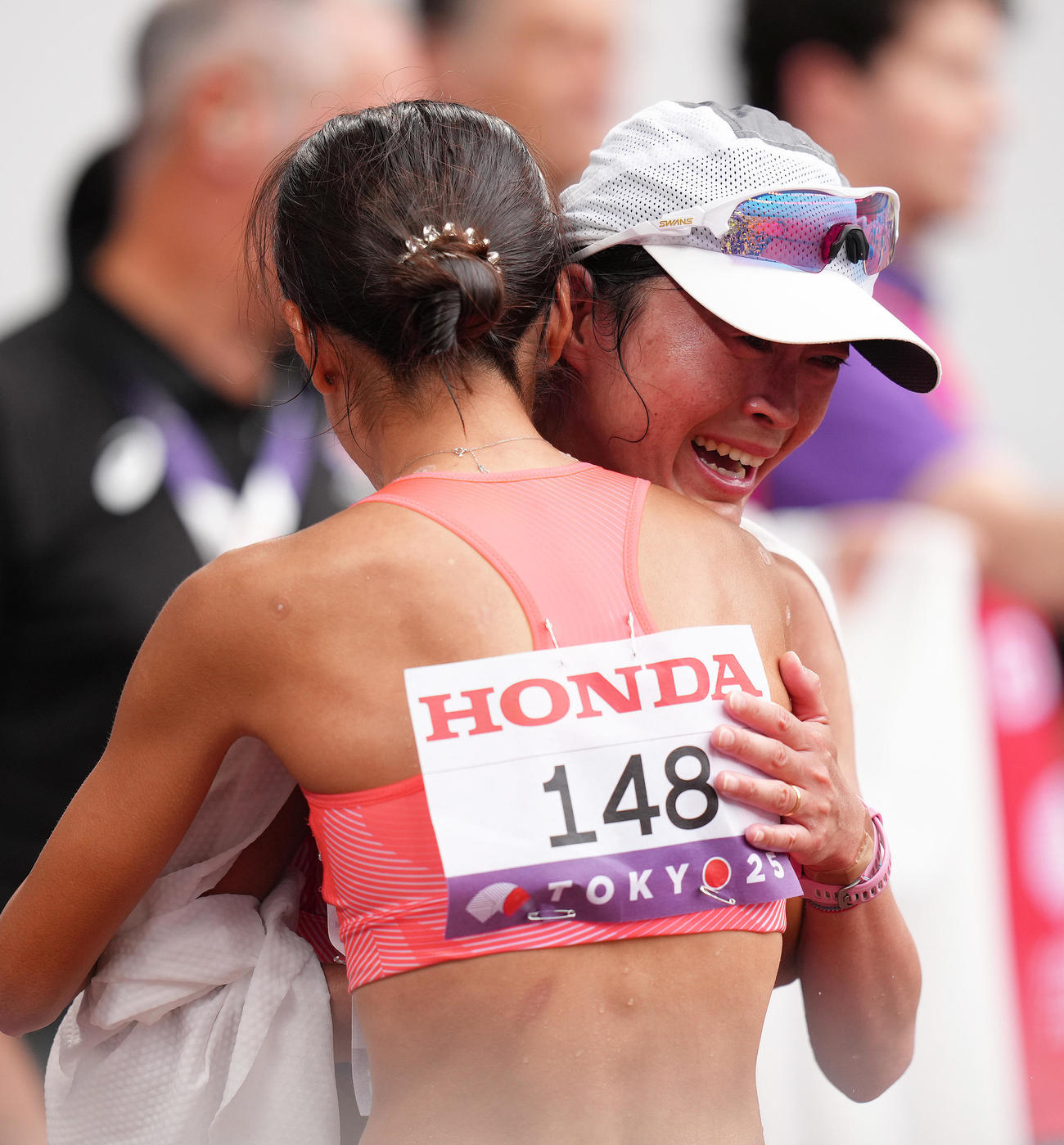 陸上世界選手権東京大会　女子20キロ競歩　ゴールした岡田久美子（後方）は藤井に銅メダルをかけてもらい抱き合う（2025年9月撮影）