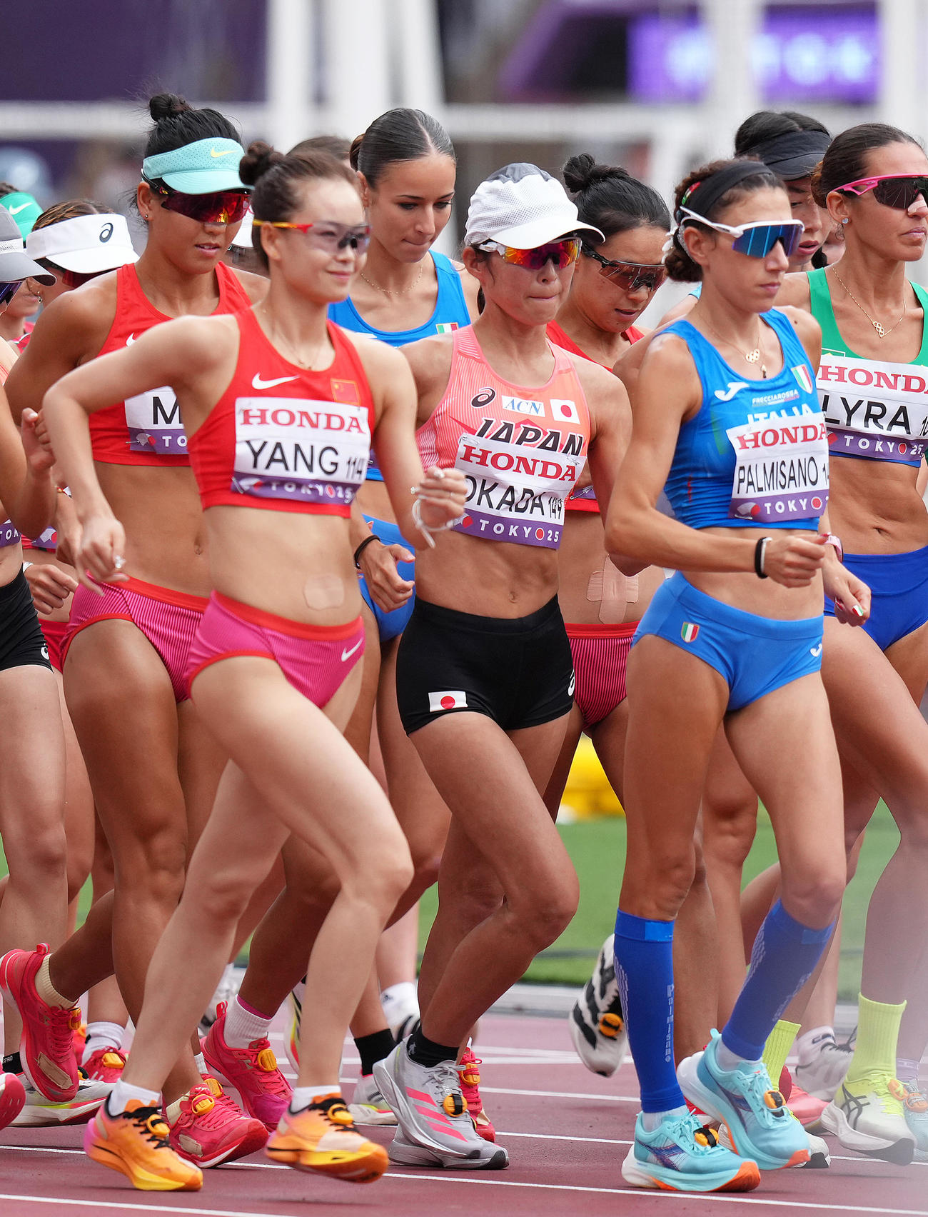 陸上世界選手権　女子20キロ競歩　国立競技場をスタートする岡田久美子（中央）ら（2025年9月撮影）