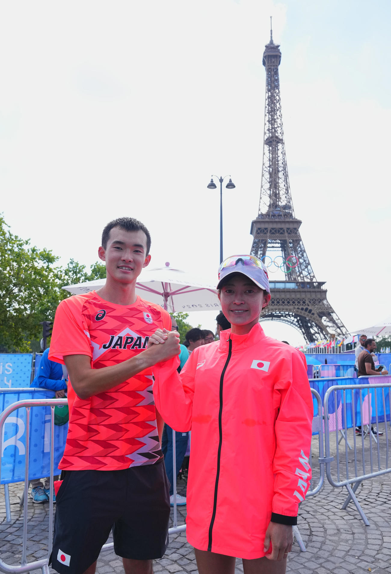 パリ五輪　陸上混合団体競歩、レースを終え川野将虎と手を組み写真に納まる岡田久美子（2024年8月撮影）