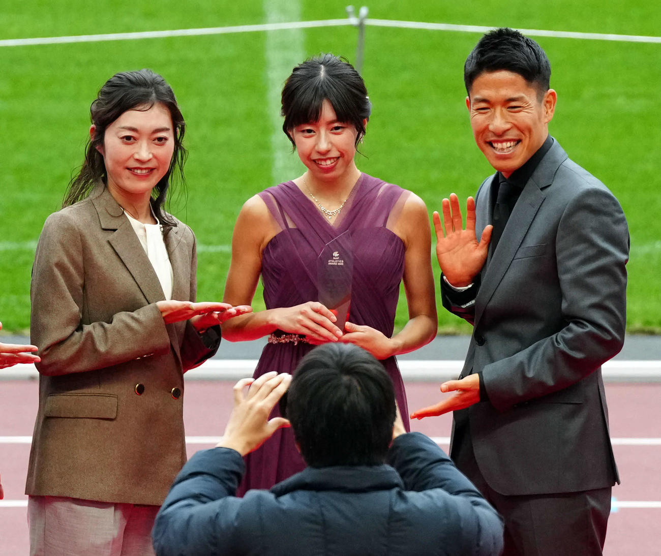 最優秀選手賞に輝き笑顔を見せる女子競歩の藤井菜々子（中央）。左から岡田久美子さん、1人おいて勝木隼人（撮影・たえ見朱実）
