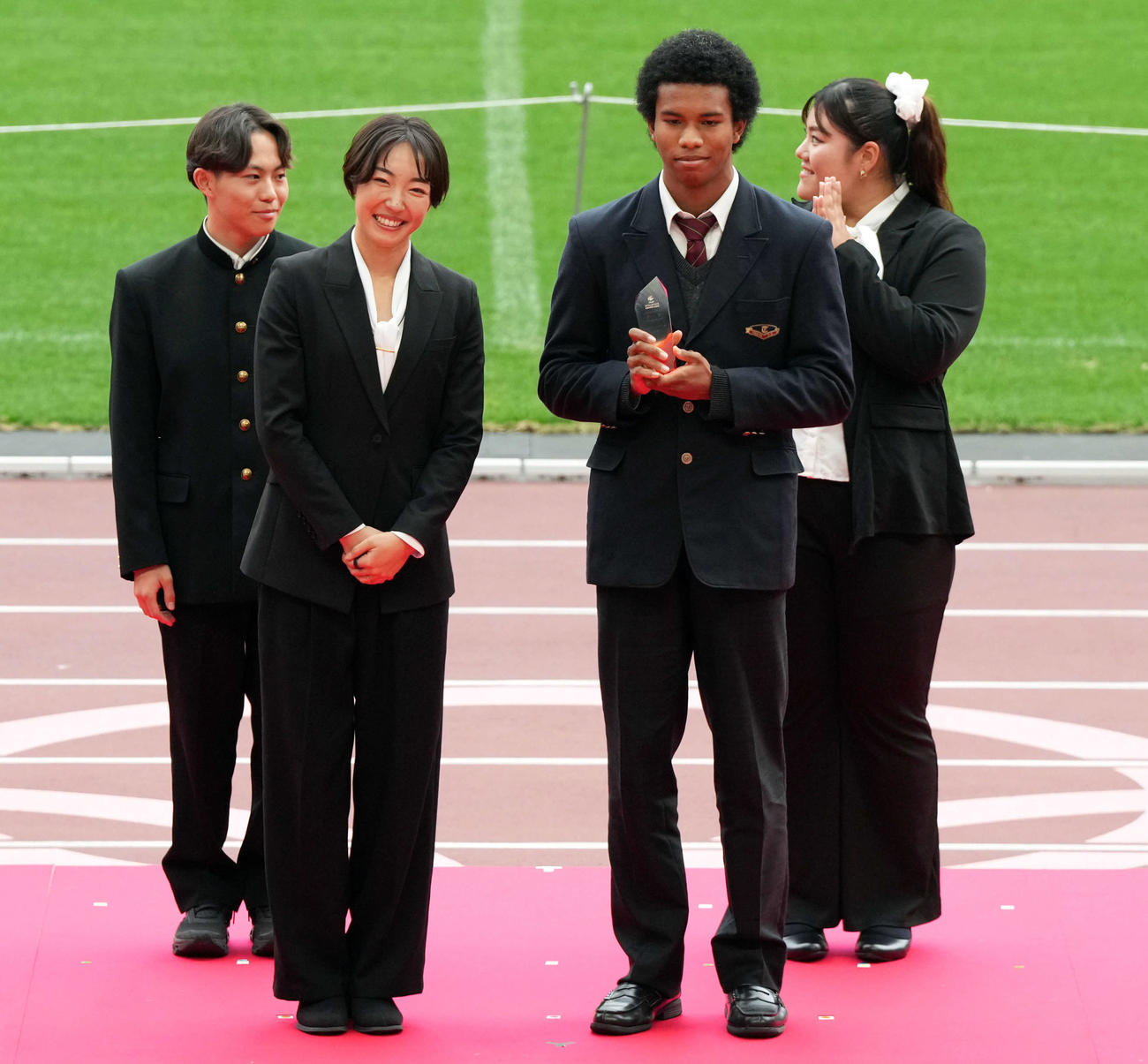 新人賞を受賞した加賀ジェレミー。左はプレゼンターの寺田明日香さん（撮影・たえ見朱実）