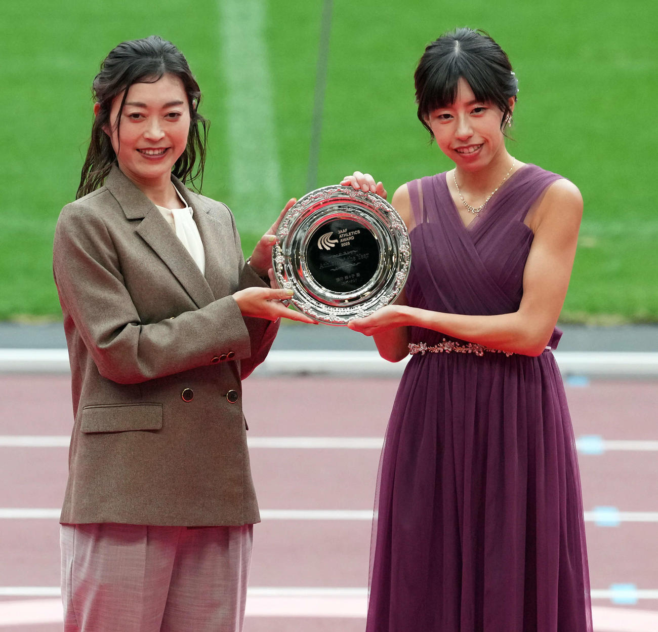 最優秀選手賞に輝き笑顔を見せる女子競歩の藤井菜々子。左はプレゼンターの岡田久美子さん（撮影・たえ見朱実）