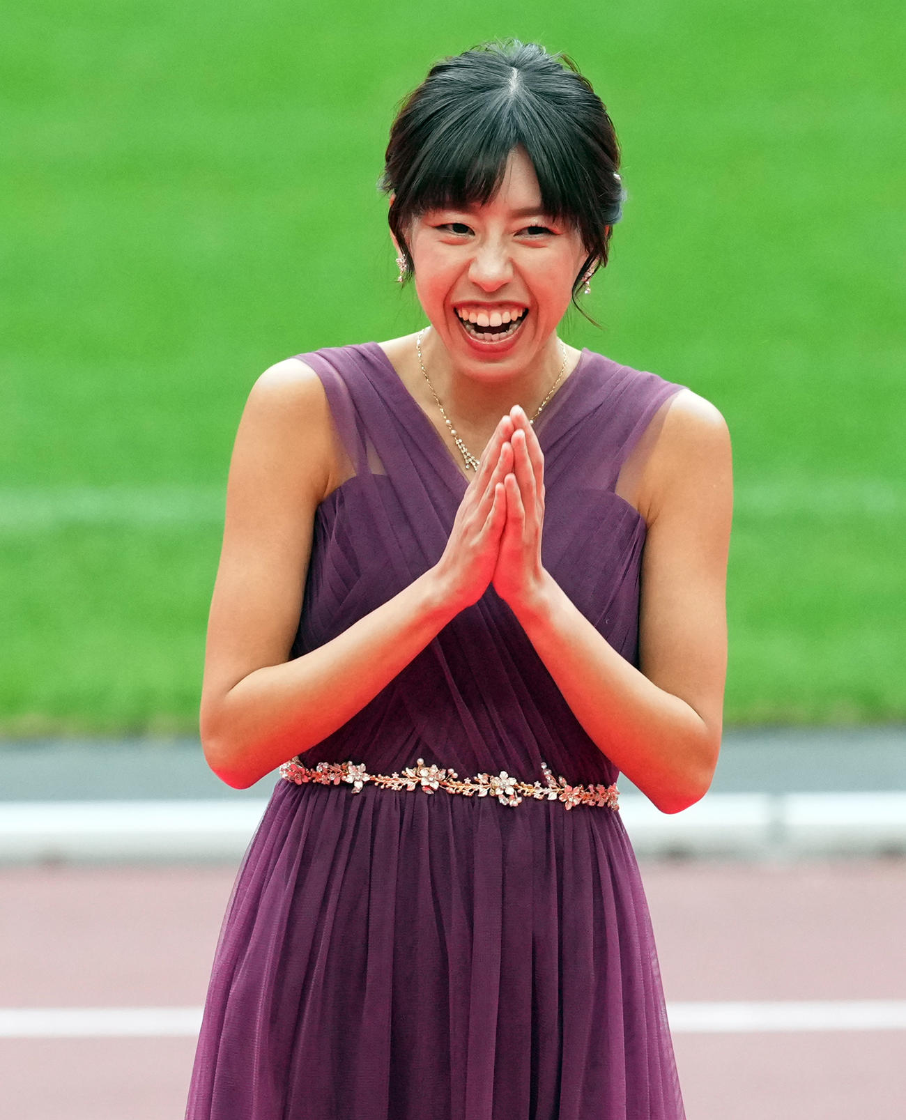 最優秀選手賞に輝き笑顔を見せる女子競歩の藤井菜々子（撮影・たえ見朱実）