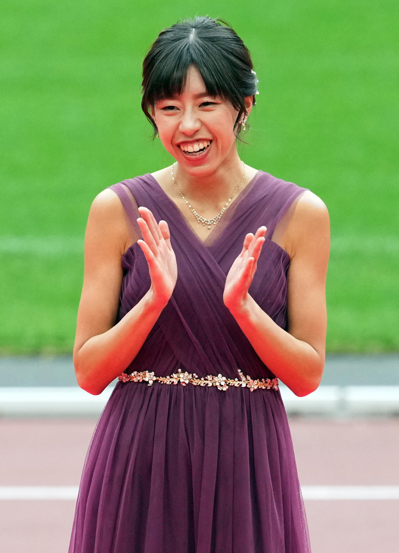最優秀選手賞に輝き笑顔を見せる女子競歩の藤井菜々子（撮影・たえ見朱実）