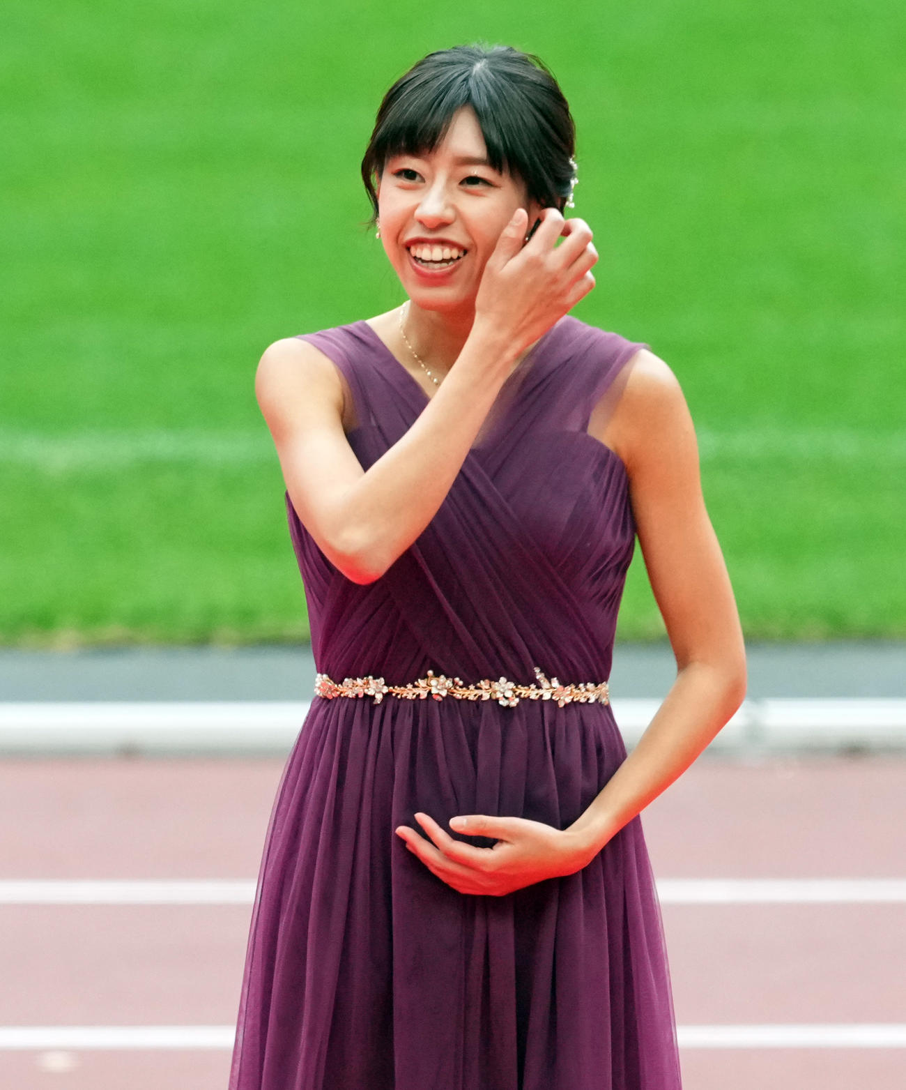 最優秀選手賞に輝き笑顔を見せる女子競歩の藤井菜々子（撮影・たえ見朱実）