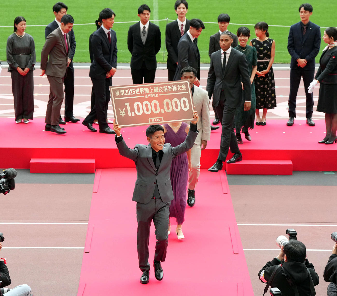 世界陸上で入賞した選手が表彰を受け、男子競歩の勝木隼人がボードを手に笑顔を見せる（撮影・たえ見朱実）
