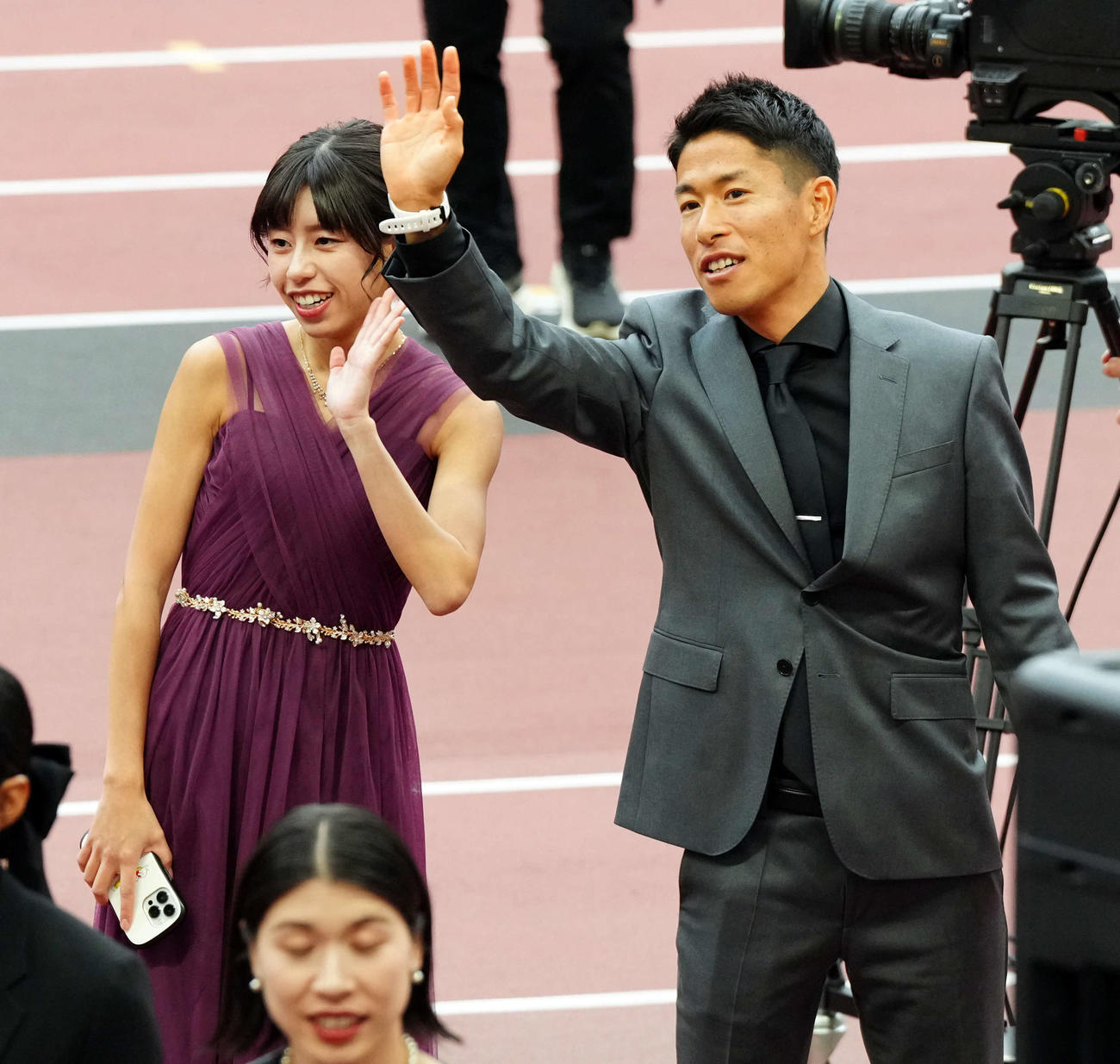 最優秀選手賞に輝き笑顔を見せる女子競歩の藤井菜々子（左）と男子競歩勝木隼人（撮影・たえ見朱実）