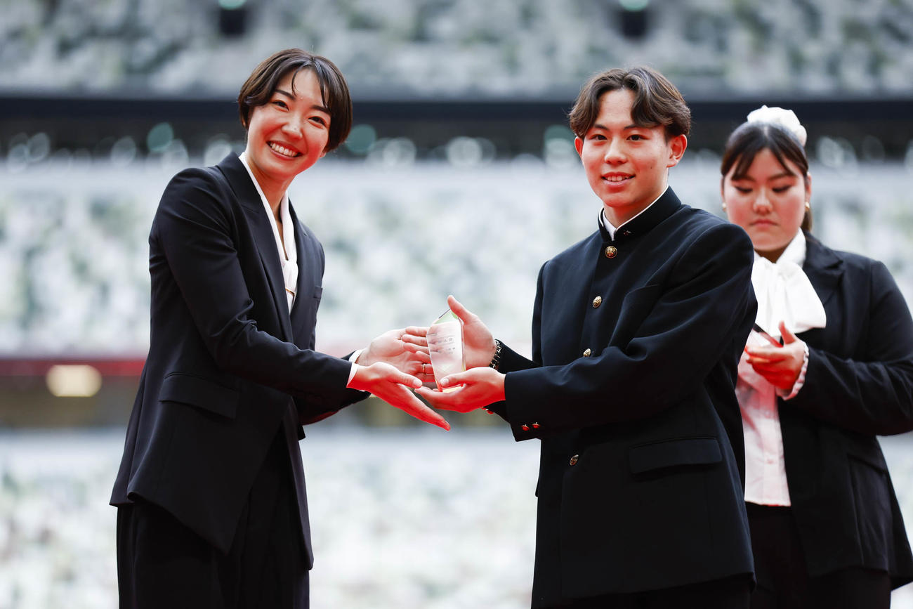 「日本陸連アスレティックス・アワード2025」で新人賞を受賞した清水。左はプレゼンターの寺田明日香（日本陸連提供）