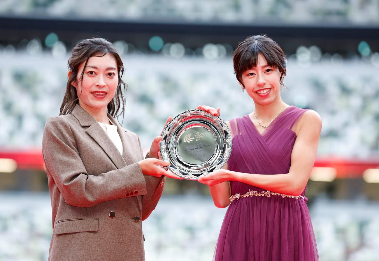 「日本陸連アスレティックス・アワード2025」で最優秀選手賞を受賞した藤井。左はプレゼンターの岡田久美子（日本陸連提供）