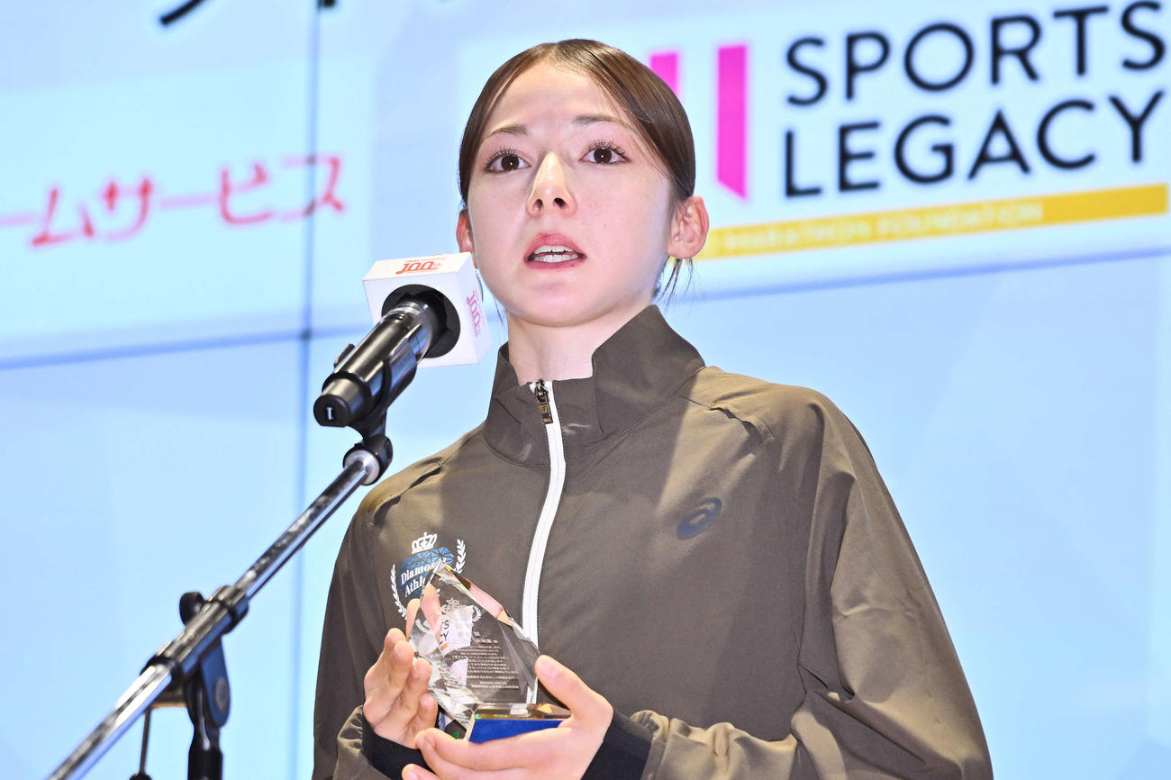 あいさつするドルーリー朱瑛里（撮影・滝沢徹郎）