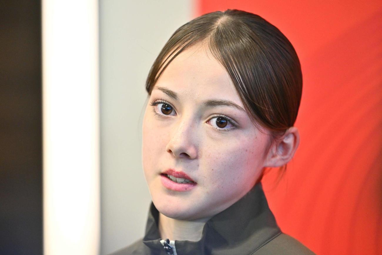 取材に応じるドルーリー（撮影・滝沢徹郎）