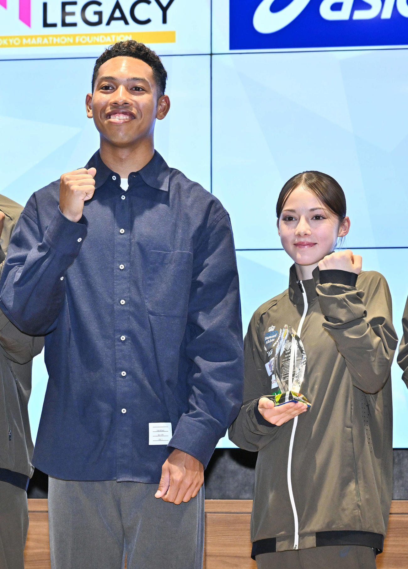 記念撮影するハキーム（左）とドルーリー（撮影・滝沢徹郎）