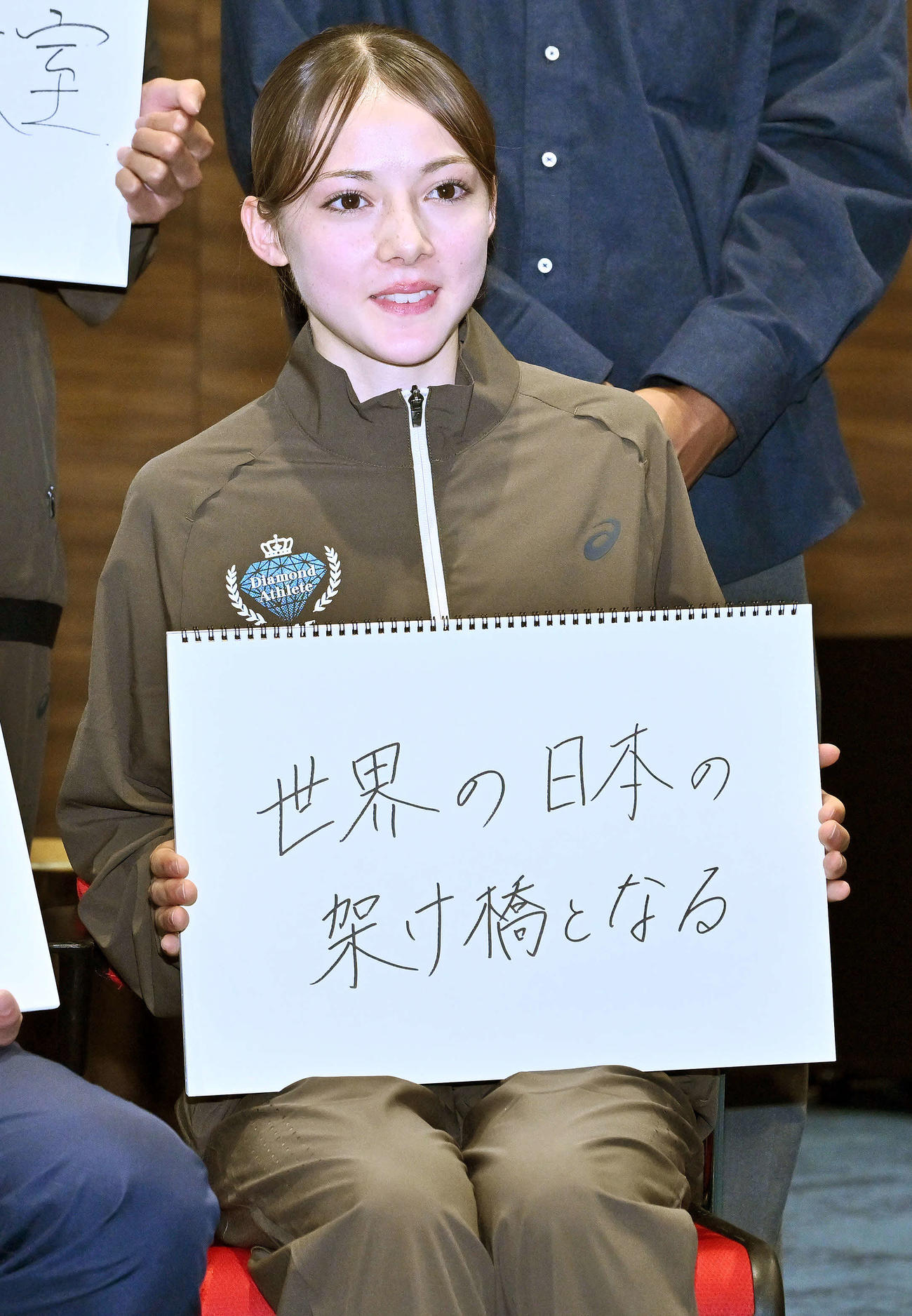 リーダーシッププログラムを終え記念撮影するドルーリー（撮影・滝沢徹郎）