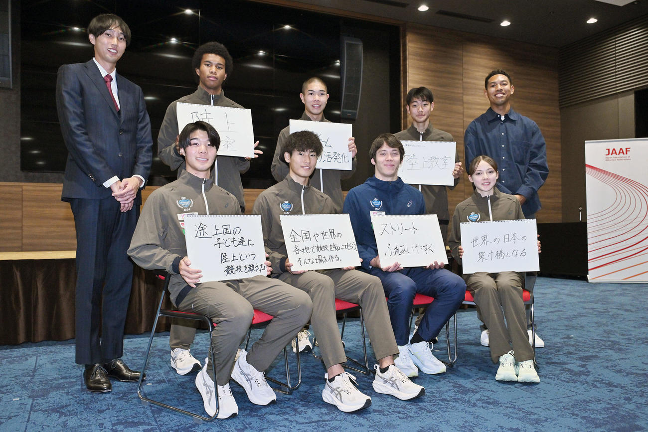 リーダーシッププログラムを終え記念撮影するドルーリー（前列右）ら。前列左から浜、中谷、北田。後列左から戸辺、古賀、後藤、松下、サニブラウン（撮影・滝沢徹郎）