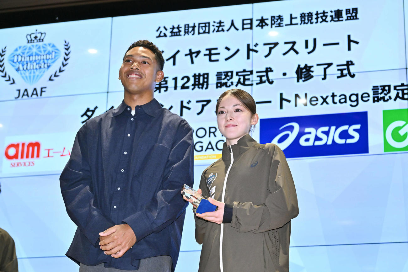 記念撮影するハキーム（左）とドルーリー朱瑛里（撮影・滝沢徹郎）