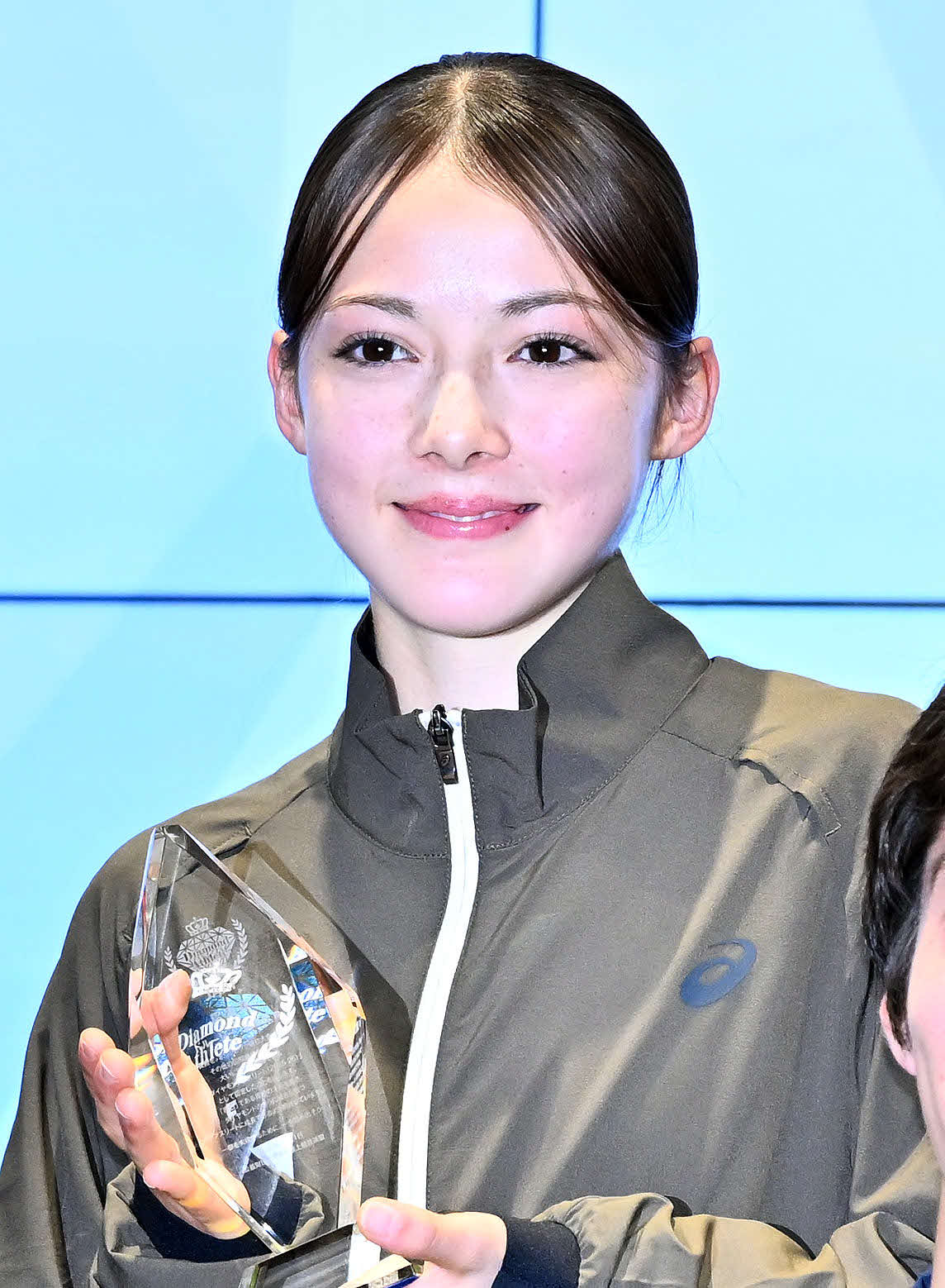 記念撮影するドルーリー（撮影・滝沢徹郎）