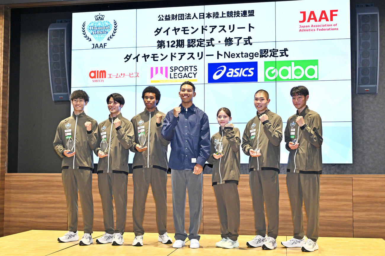 記念撮影するドルーリー（左から5人目）ら選手たち。左から中谷、浜椋、古賀、サニブラウン、1人おいて後藤、松下（撮影・滝沢徹郎）