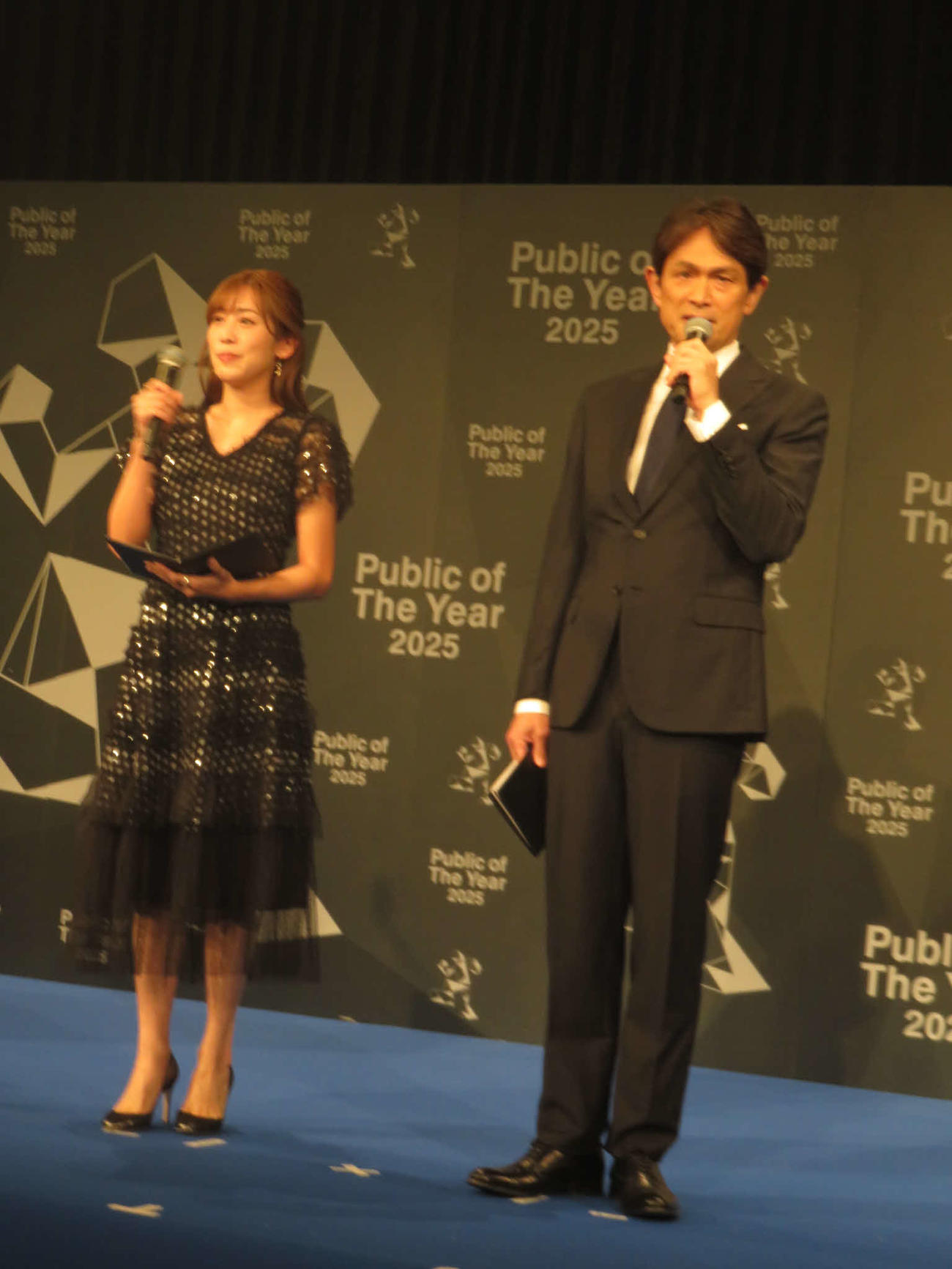 「Public of The Year 2025」授与式の進行をする中川安奈（左）と江口洋介