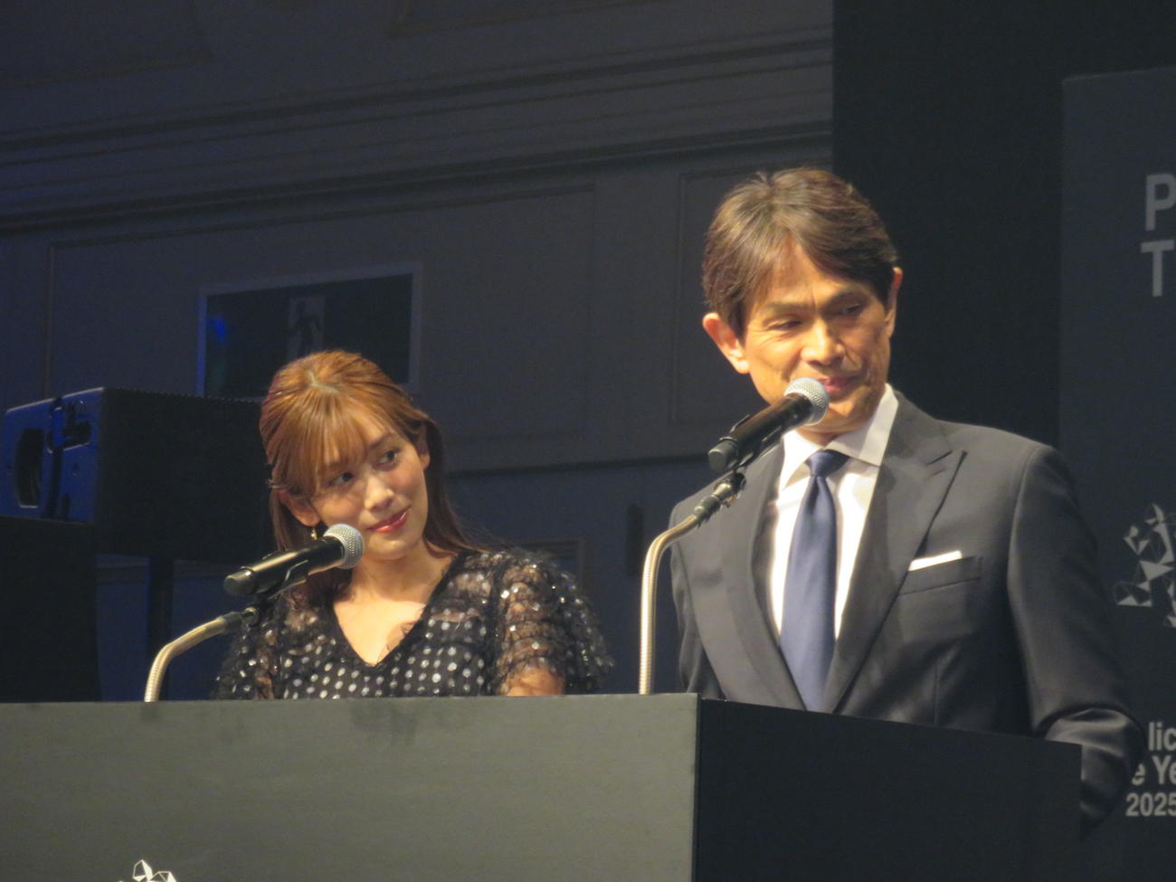「Public of The Year 2025」授与式の進行をする中川安奈（左）と江口洋介