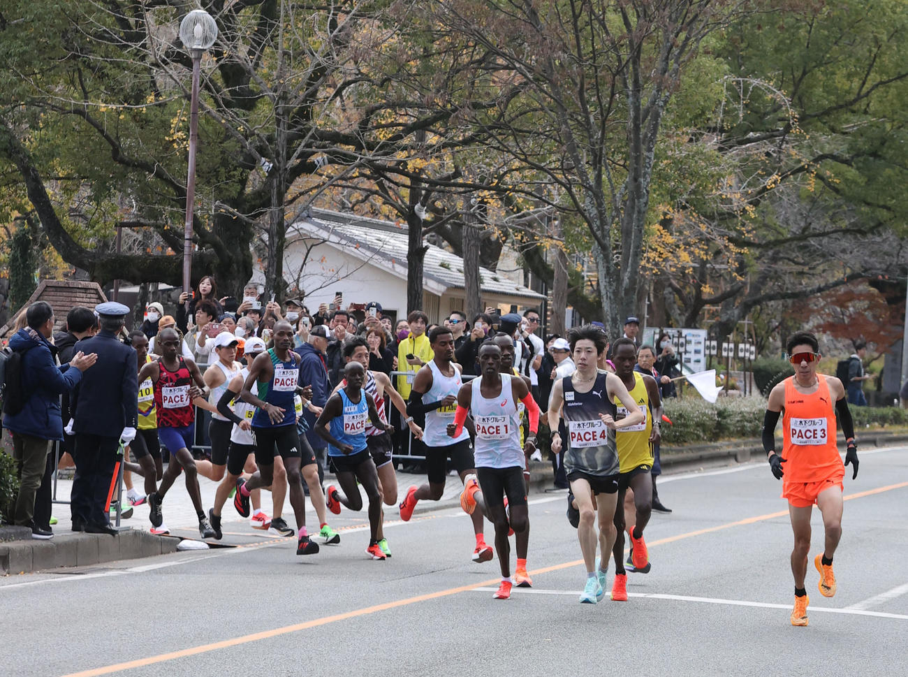平和台陸上競技場を颯爽と駆けて出て行く参加選手ら（撮影・梅根麻紀）