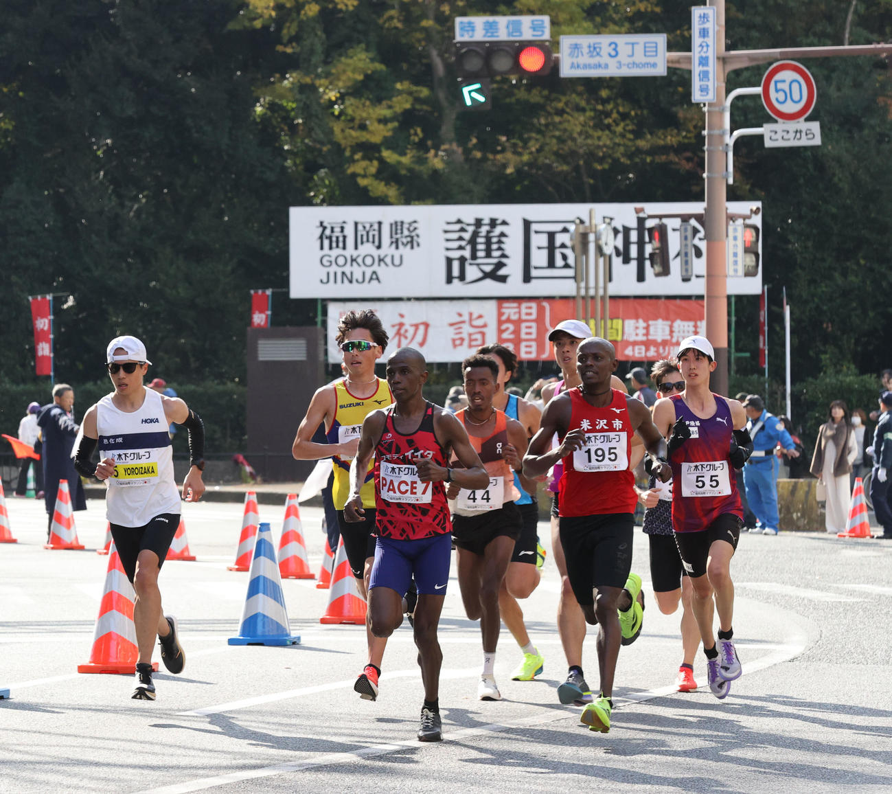 市民に声援を受けながら走り抜ける選手ら（撮影・梅根麻紀）