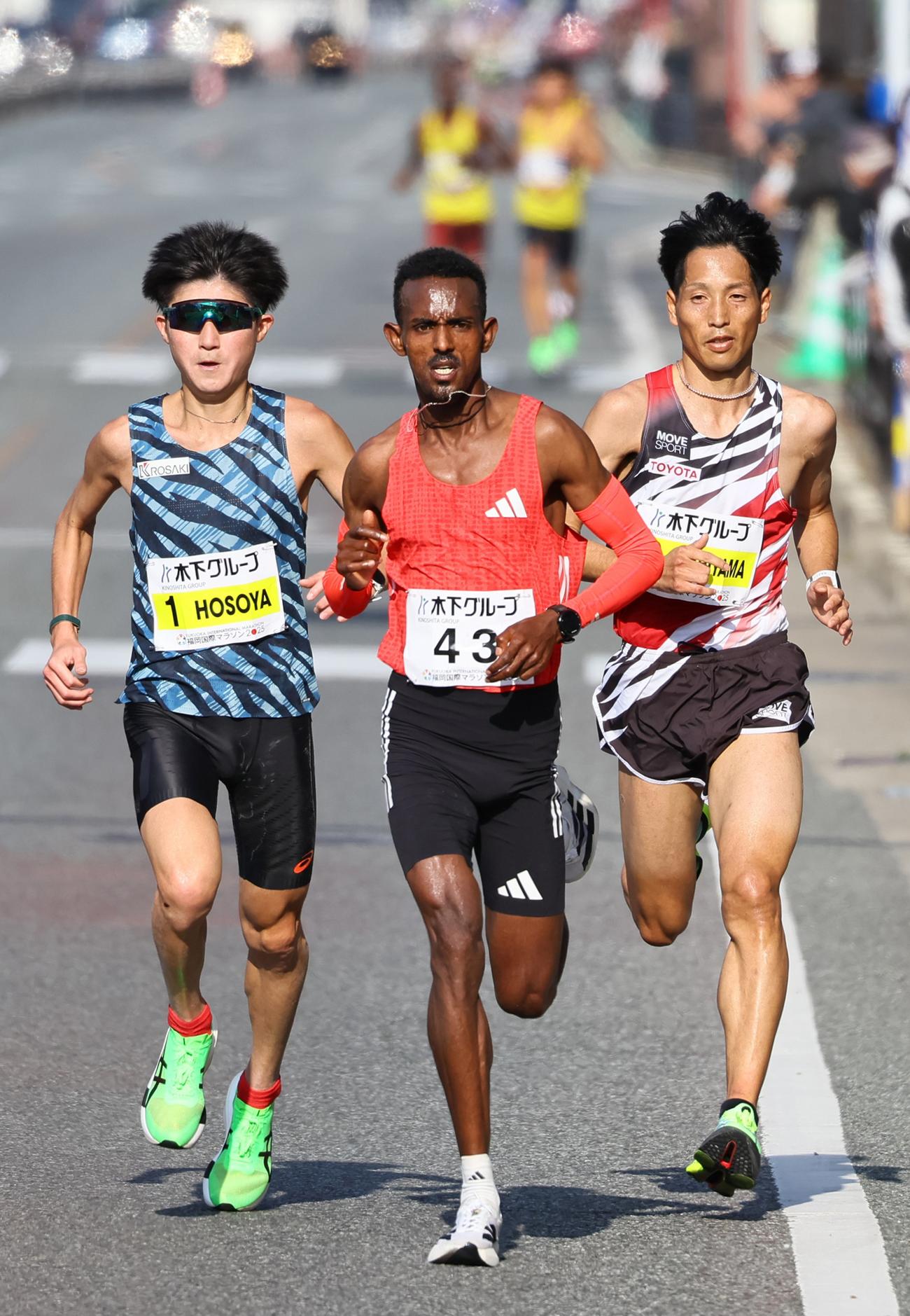 37キロ過ぎ、先頭で競り合う（左から）細谷恭平、イエグゾー、西山雄介（代表撮影）