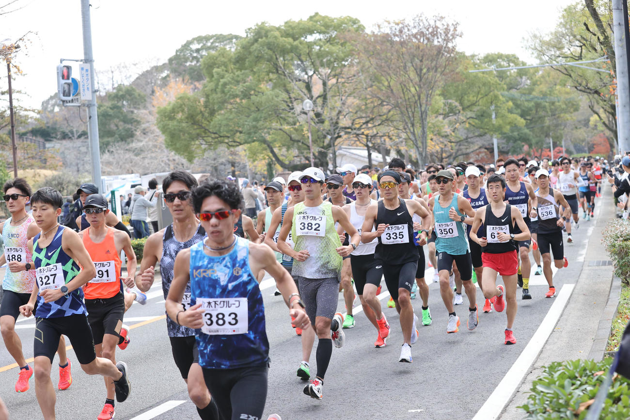 颯爽と駆け抜ける参加選手ら（撮影・梅根麻紀）