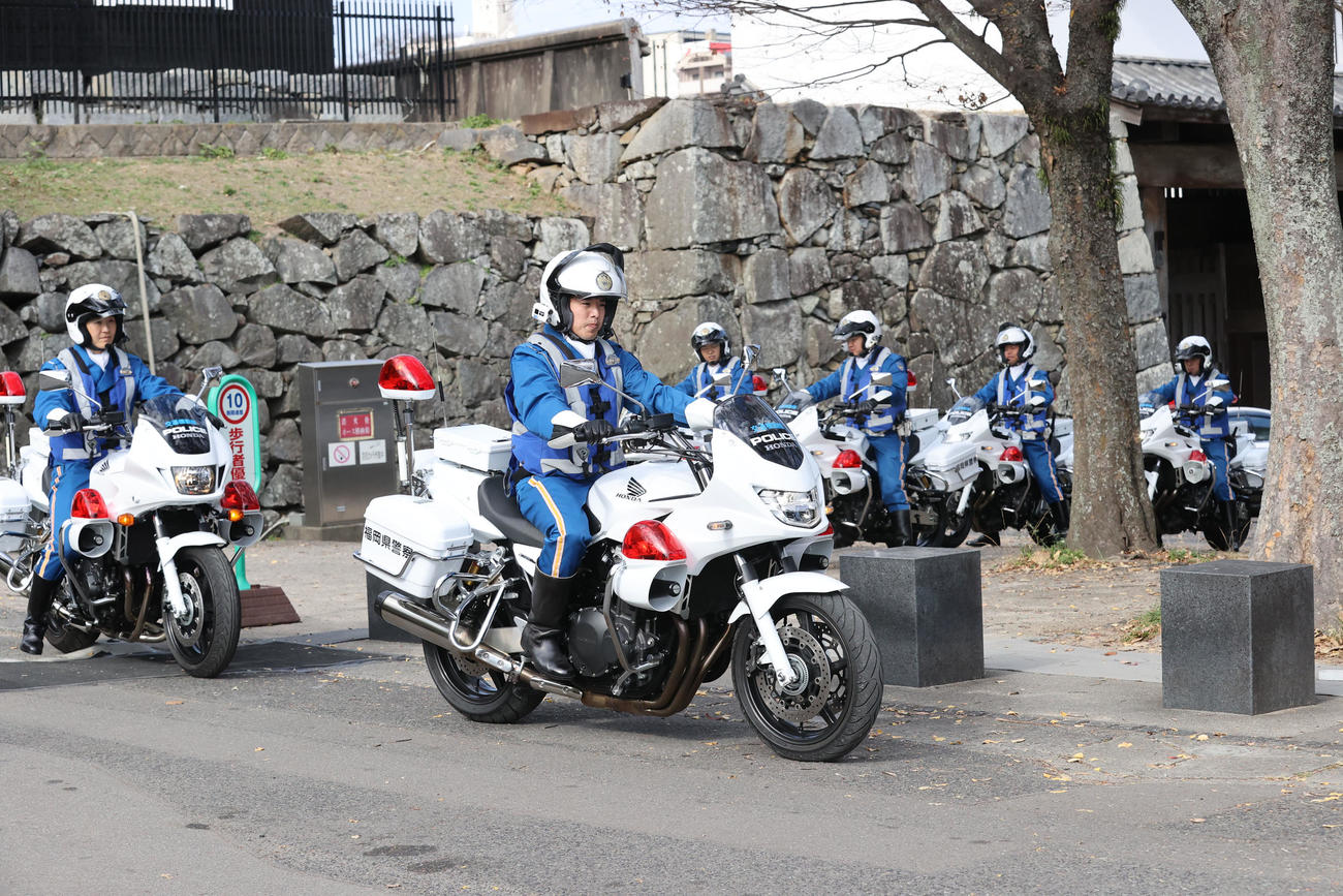 参加選手を安全に誘導するため競技場の周辺で待機する白バイ隊員（撮影・梅根麻紀）