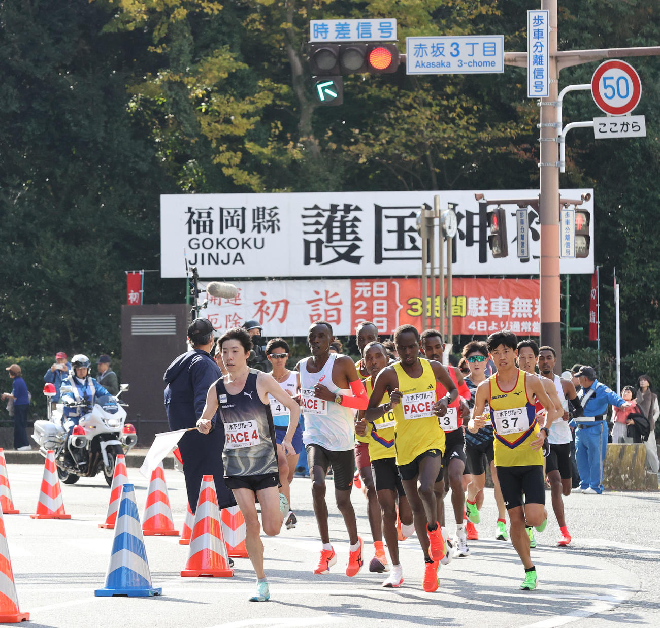 市民に声援を受けながら走り抜ける先頭集団（撮影・梅根麻紀）