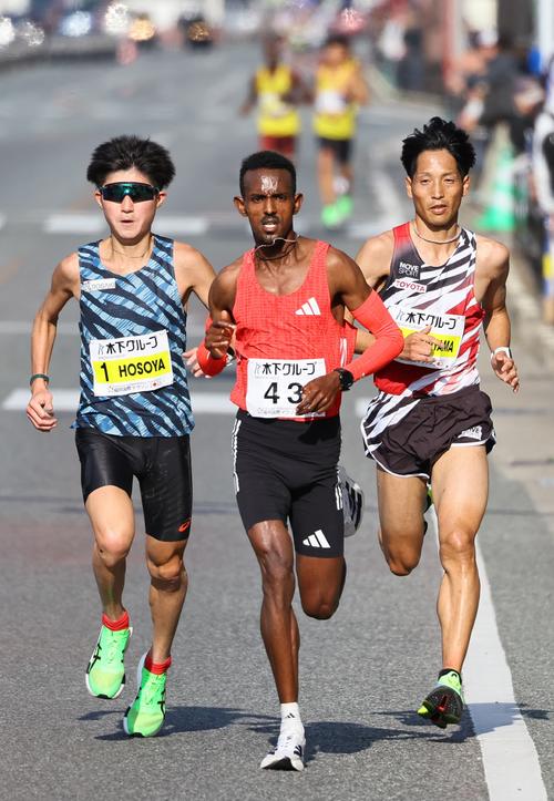 37キロ過ぎ、先頭で競り合う（左から）細谷恭平、イエグゾー、西山雄介（代表撮影）
