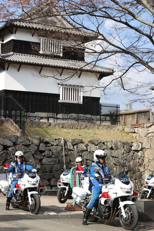 参加選手を安全に誘導するため競技場の周辺で待機する白バイ隊員（撮影・梅根麻紀）