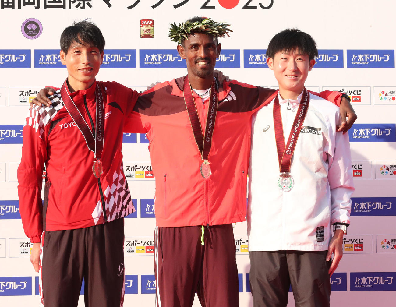 優勝したイエグゾー（中央）と2位の西山、3位の細谷（右）は記念撮影に納まる（撮影・梅根麻紀）