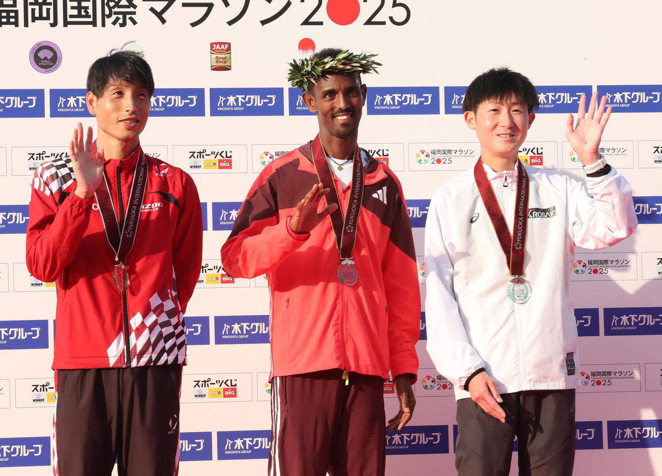優勝したイエグゾー（中央）と2位の西山、3位の細谷（右）は記念撮影に納まる（撮影・梅根麻紀）