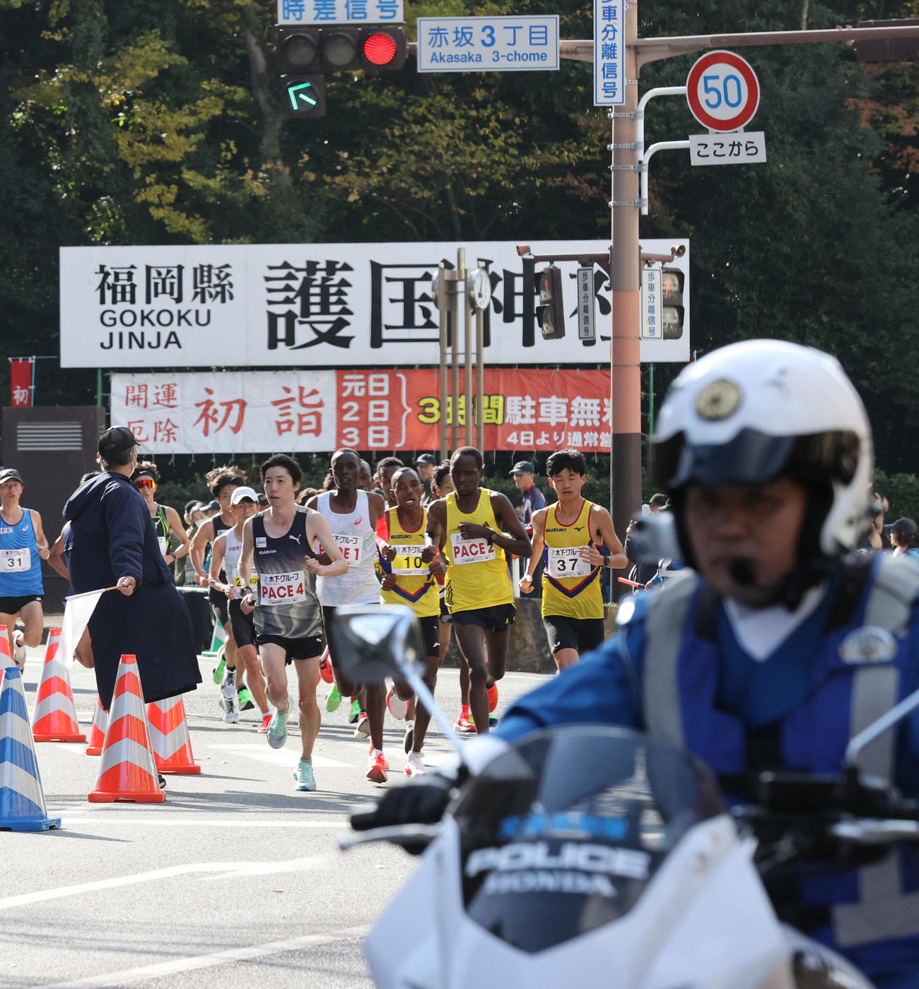 市民に声援を受けながら走り抜ける先頭集団（撮影・梅根麻紀）