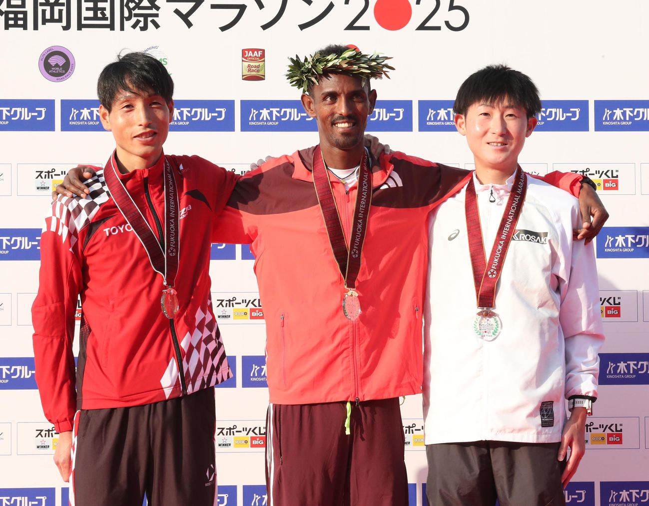 優勝したイエグゾー（中央）と2位の西山、3位の細谷（右）は記念撮影に納まる（撮影・梅根麻紀）