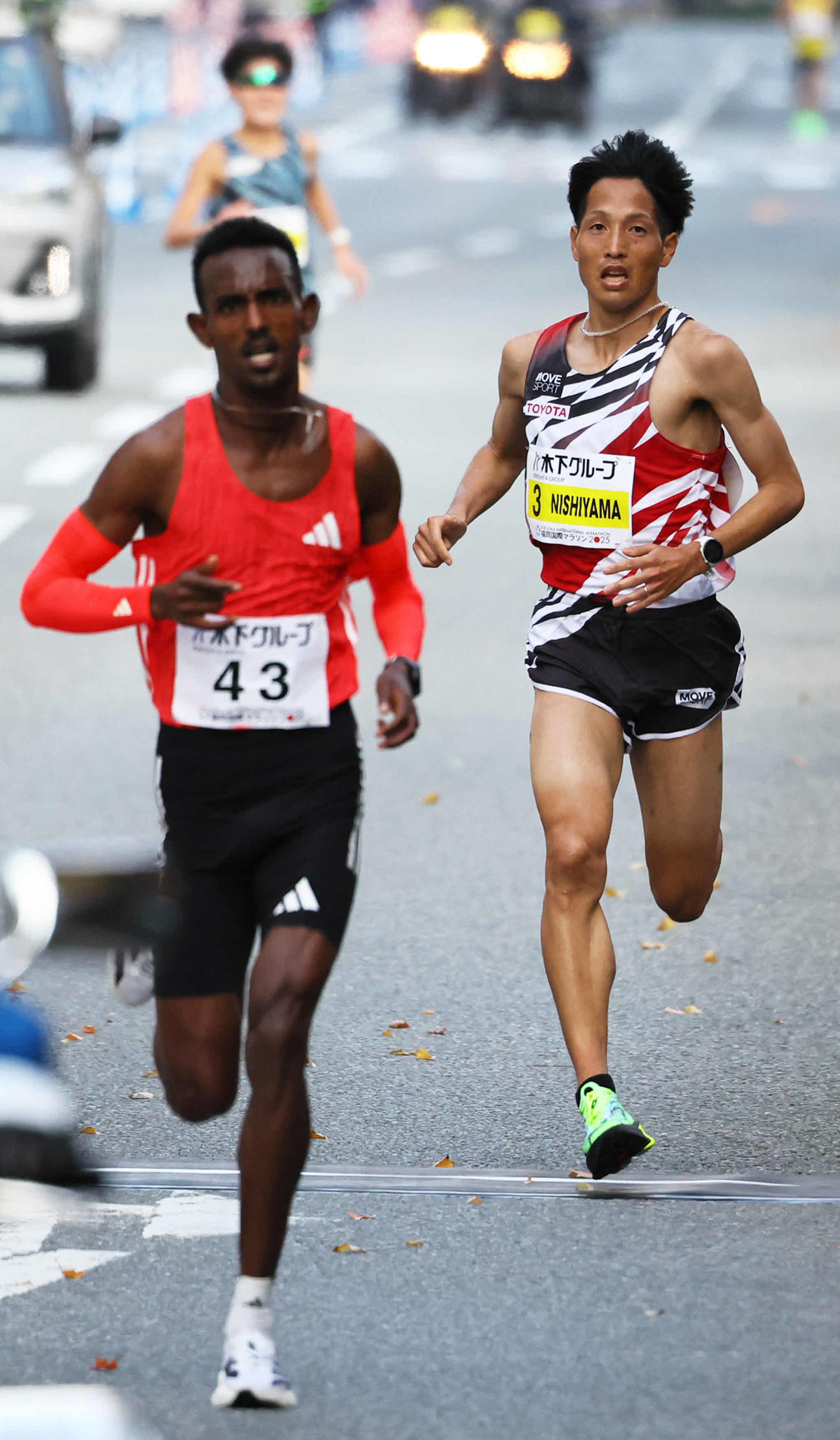 福岡国際マラソン　40キロ付近、バイエリン・イエグゾー（左）に引き離される西山雄介（代表撮影）