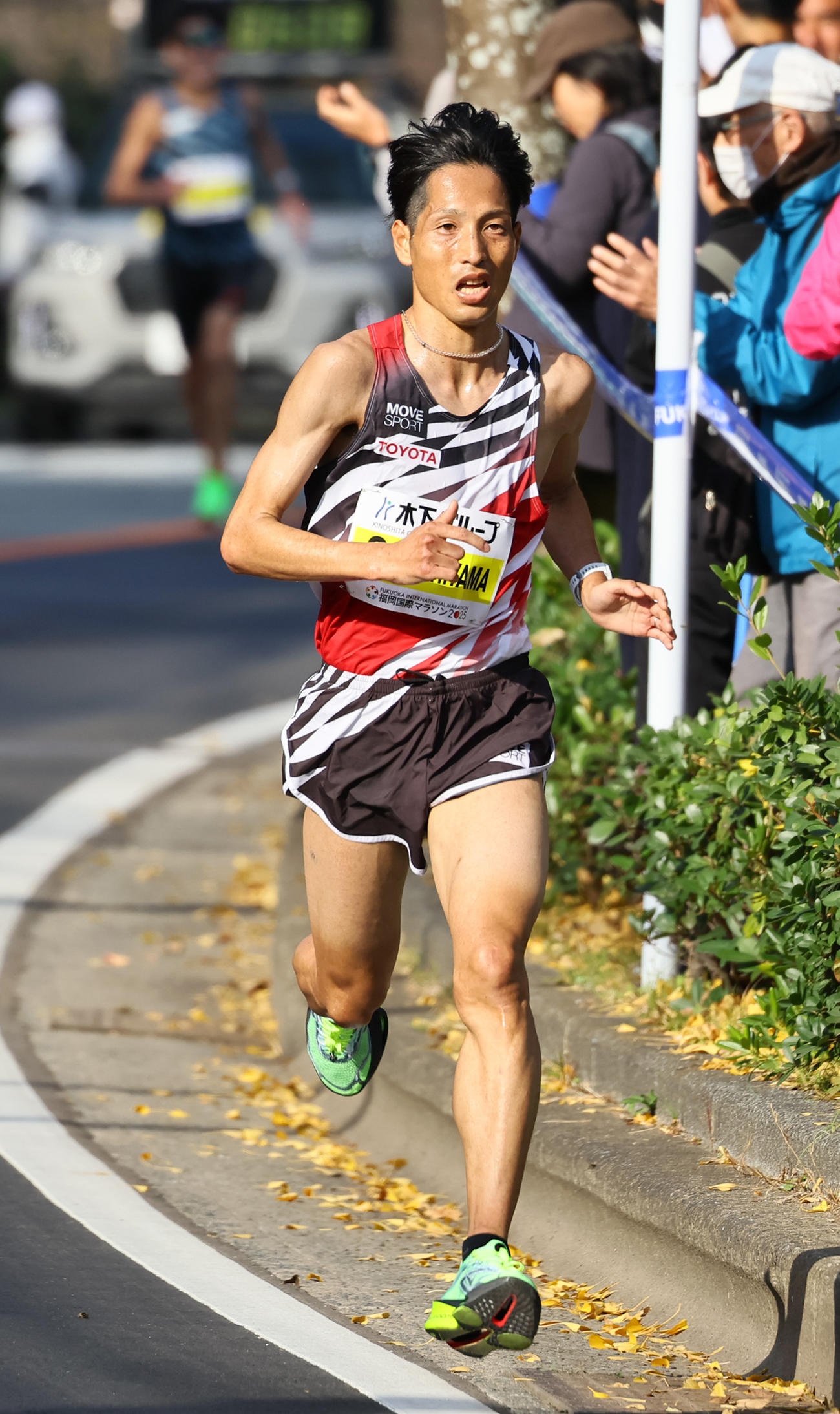 福岡国際マラソン　競技場に向かって力走する西山雄介（代表撮影）