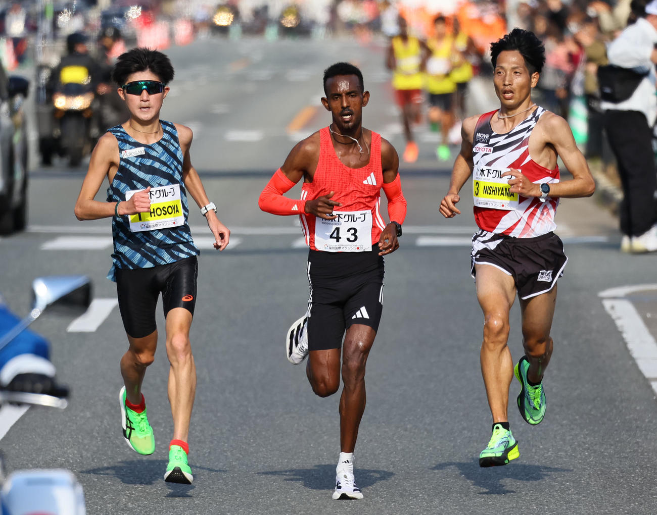 福岡国際マラソン　36キロ過ぎ、先頭で並ぶ（左から）細谷恭平、バイエリン・イエグゾー、西山雄介（代表撮影）